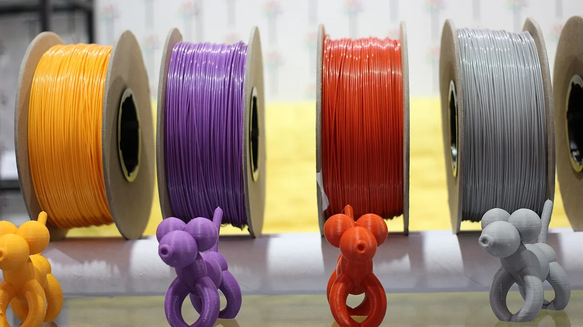 Bobines de filament pour imprimante 3D sur un plan de travail