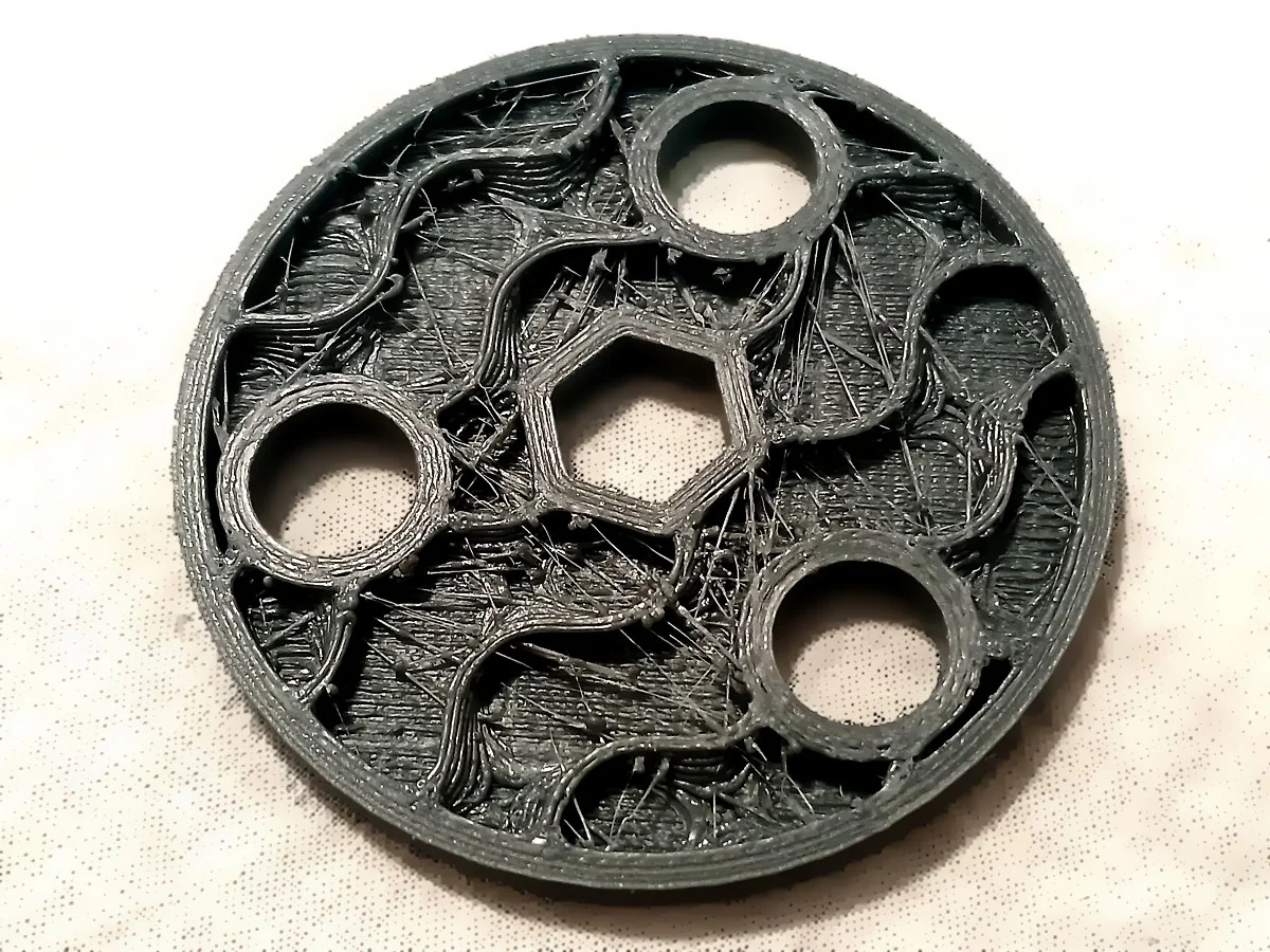 Défaut d'impression 3D avec stringing et suintement de filament humide